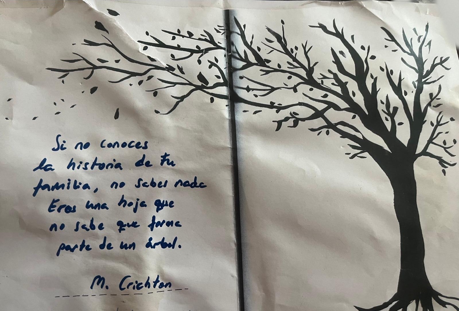 Cita manuscrita sobre conèixer la història familiar al costat de la il·lustració d'un arbre